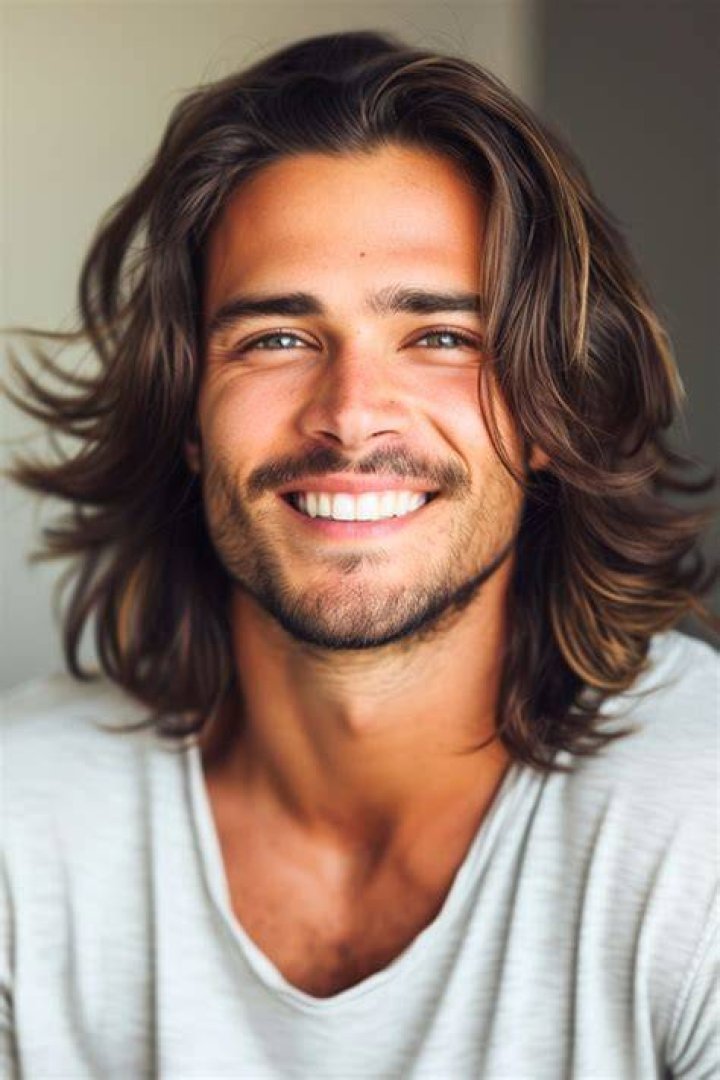 Does long hair age a man?